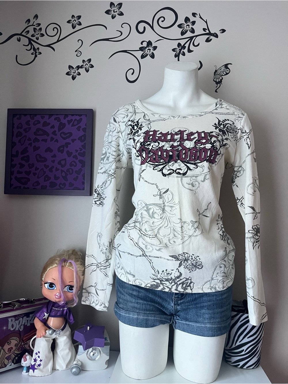 Harley-Davidson Cream Long-Sleeve Graphic Tee with Black Scrolls and Purple Logo